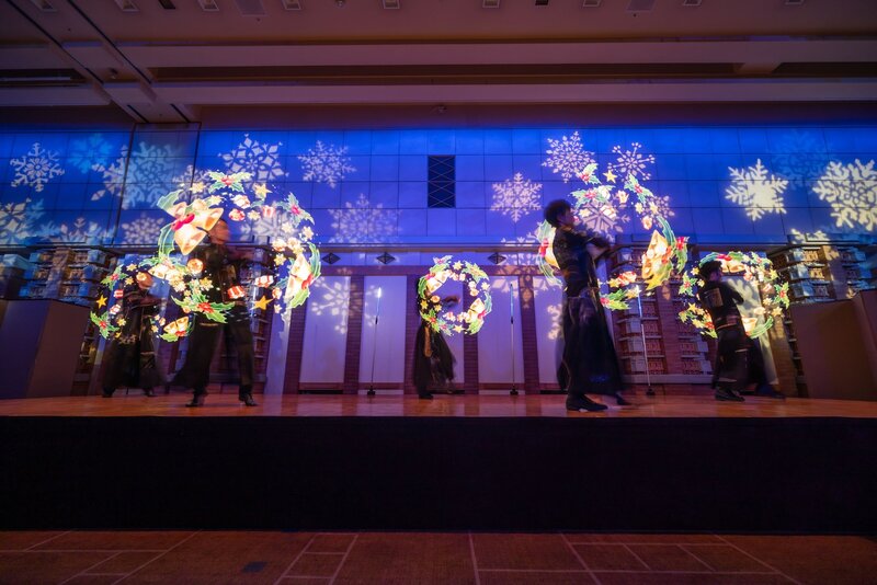 ホテルで行われたクリスマスパーティーでのパフォーマー5名によるビジュアルポイを使ったエンターテインメント演出.jpg