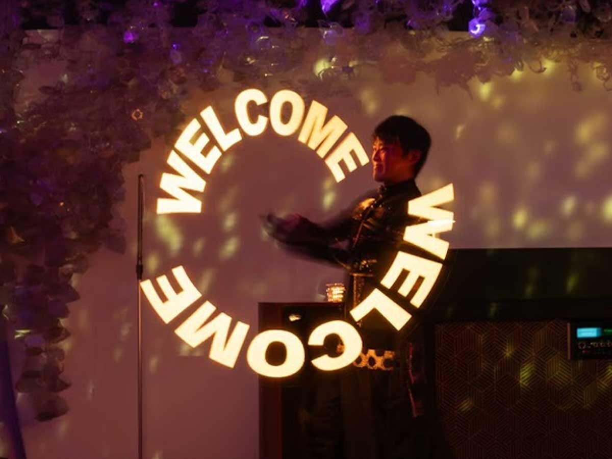 ビジュアルポイでWelcomeと表示している様子